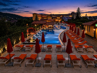 Image for: O seara la piscina